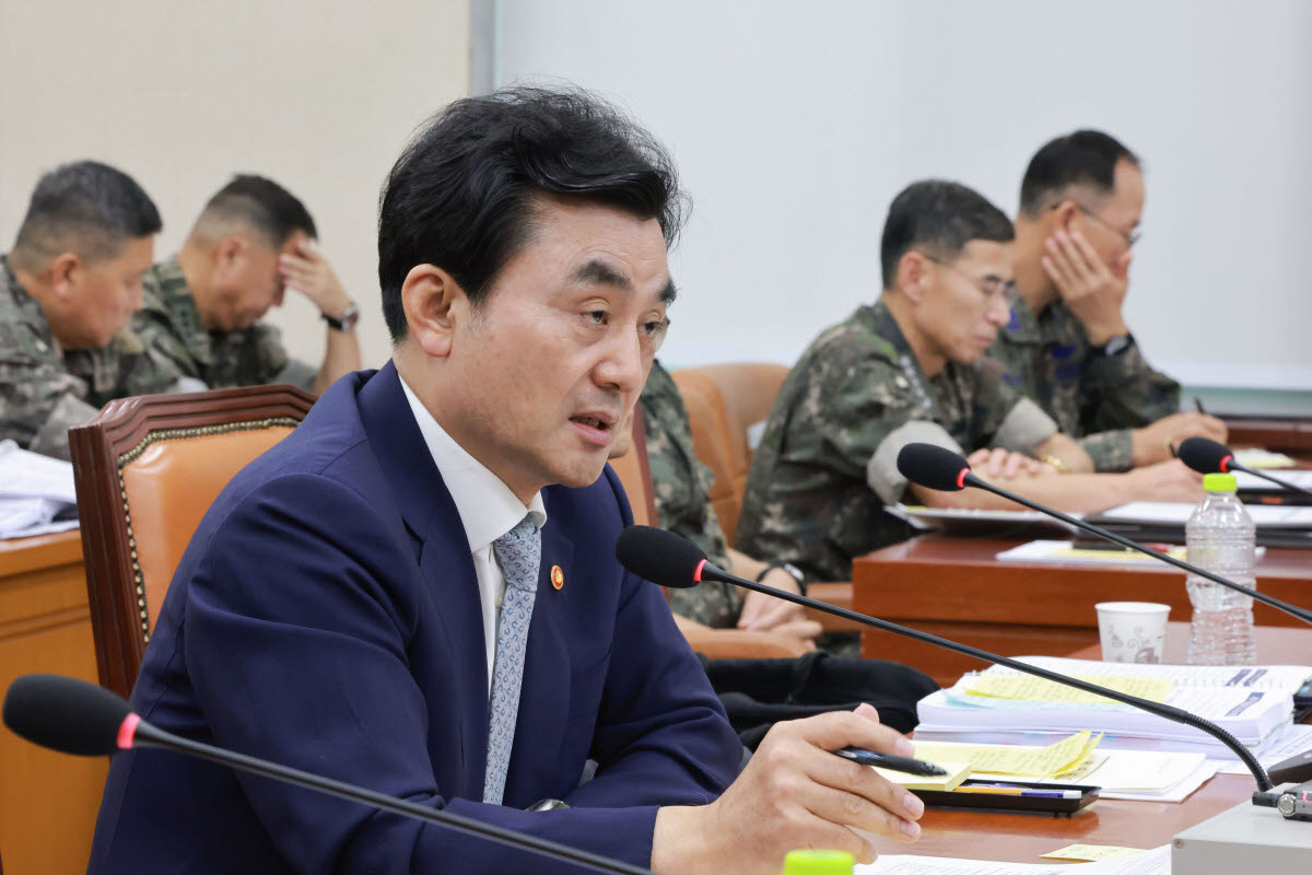 안규백 국방부 장관이 20일 국회 국방위원회 전체회의에서 국방위원인 국민의힘 성일종 의원의 도널드 트럼프 미국 대통령 '북한 57개 핵무기 보유' 발언 관련 질의에 답하고 있다. (사진=연합뉴스)