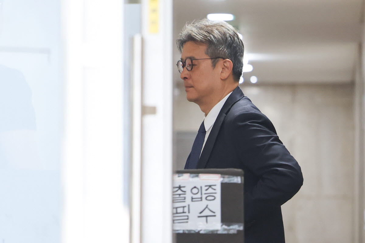 이창수 전 서울중앙지검장이 지난 6월 15일 도이치모터스 주가조작 수사무마 의혹 관련 허위공문서작성 등 피의자 조사를 위해 경기도 과천 2차종합특검에 출석하고 있다.(사진=연합뉴스)
