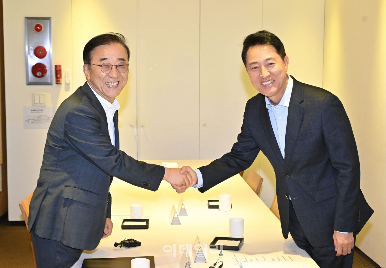 김윤덕 국토교통부 장관(왼쪽)과 오세훈 서울시장이 20일 오전 서울 중구 달개비에서 주택공급 관련 회동을 하고 있다.(사진=이영훈 기자)