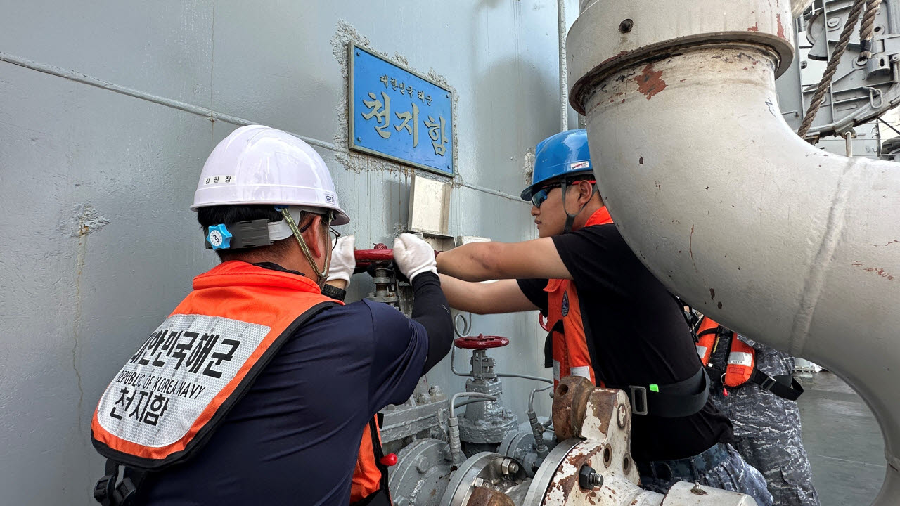 대한민국 해군 선원들이 급유를 위해 로딩암을 배에 연결하고 있다.(사진=SK이노베이션 제공)