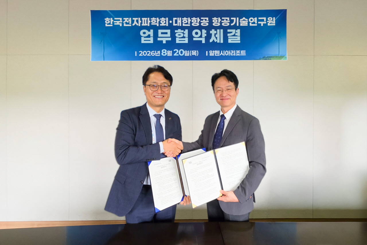 대한항공은 20일 강원도 평창 알펜시아 리조트에서 한국전자파학회와 전자파 및 항공우주 분야의 기술협력과 정보교류를 위한 업무협약(MOU)을 체결했다. 사진은 체결식에 참석한 김경남 대한항공 항공기술연구원장(좌측)과 박영철 한국전자파학회장이 기념사진을 촬영하는 모습. (사진=대한항공)