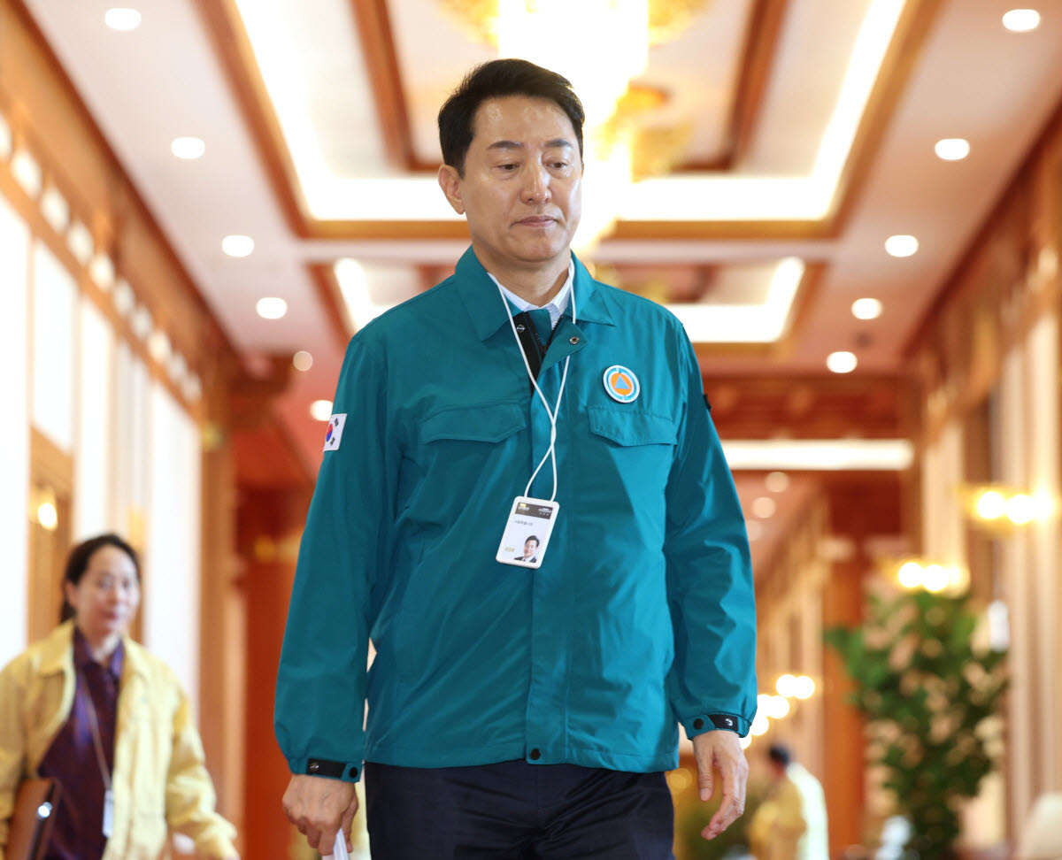 오세훈 서울시장이 18일 청와대에서 이재명 대통령 주재로 열린 제1회 을지국무회의 참석을 위해 회의장으로 향하고 있다. 2026.8.18(사진=청와대통신사진기자단/연합뉴스)