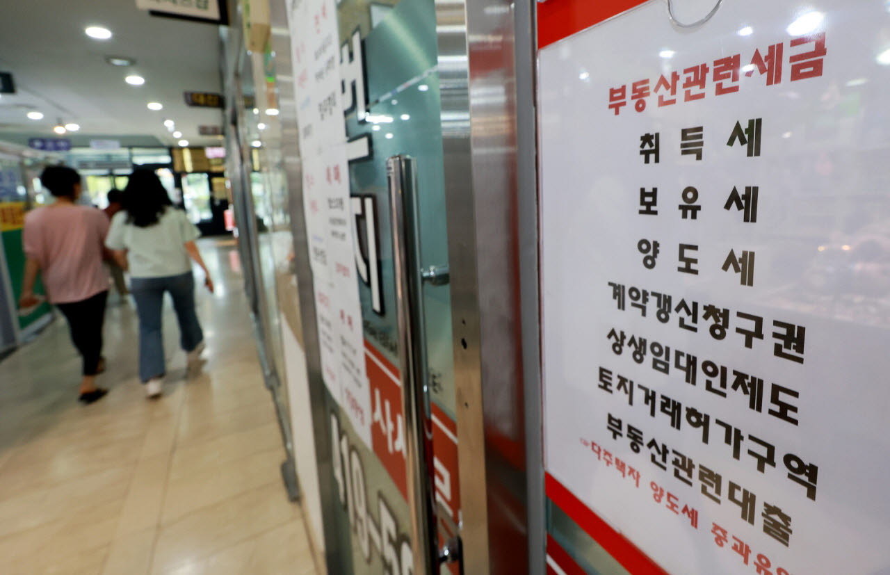 보유세 강화 방향이 담긴 세제개편안 발표 이후 15일간 서울 강남3구의 아파트 매물이 서울 평균보다 더 큰 폭으로 증가한 것으로 나타났다. 18일 한 부동산 플랫폼에 따르면 세제개편안이 발표된 지난 3일부터 17일까지 15일간의 서울 아파트 매매 매물은 5.1% 증가 했다. 특히 강남·서초·송파구 등 매물 증가 폭이 두드러졌다. 사진은 이날 서울 시내의 한 부동산에 세금 관련 상담 안내문이 게시돼 있는 모습. (사진=뉴스1)