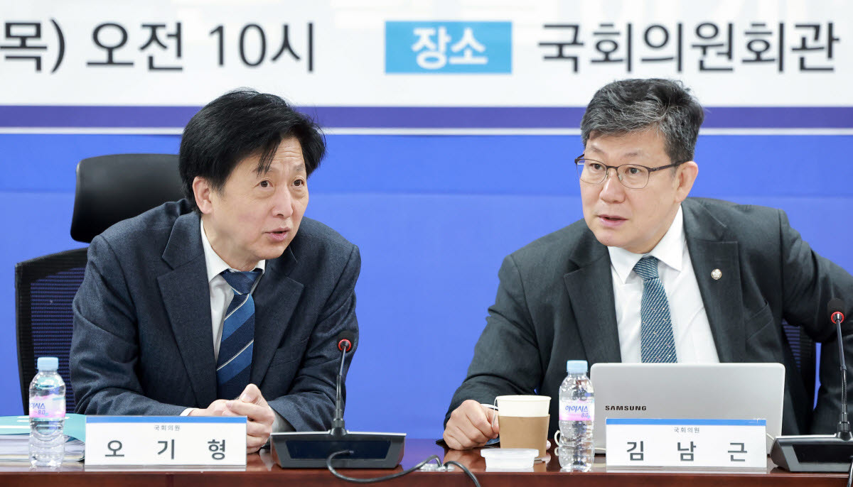 더불어민주당 코리아 프리미엄 K-자본시장 특별위원회 위원장인 오기형 의원이 5일 국회의원회관에서 열린 특위 업무보고에 참석해 특위 위원인 김남근 의원과 대화하고 있다. 이날 업무보고에는 금융위원회, 금융감독원, 보건복지부, 국민연금공단이 참석했다. (사진=연합뉴스)