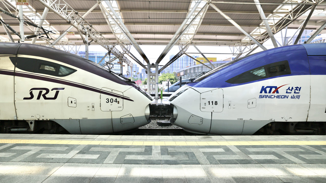KTX-SRT 열차가 중련운행을 위해 결합해 있다. (사진=한국철도공사)