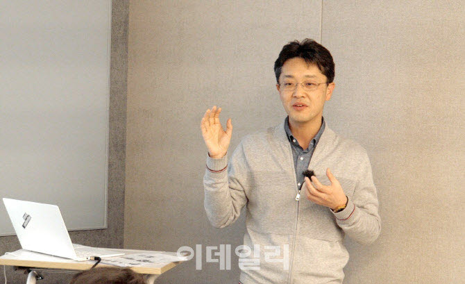 정헌 애스톤사이언스 대표가 암 치료 백신의 개발 방향과 시장 동향에 대해 설명하고 있다. (사진=이데일리)