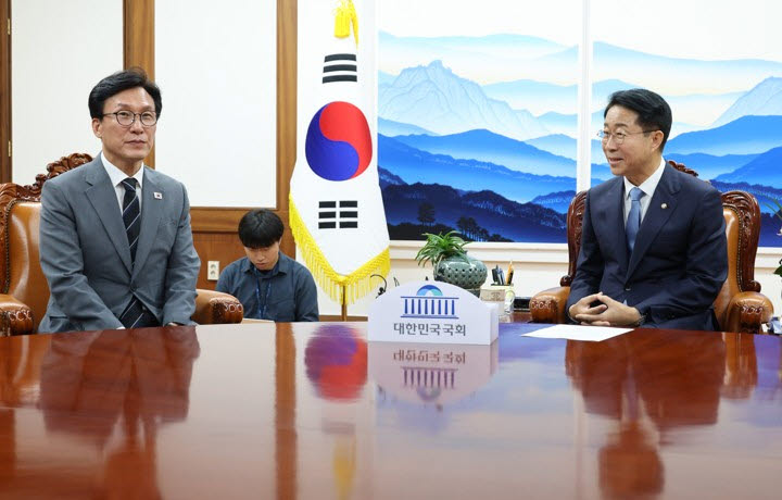 조정식 국회의장과 더불어민주당 김민석 대표가 20일 국회의장실에서 만나 환담하고 있다. (사진=공동취재)