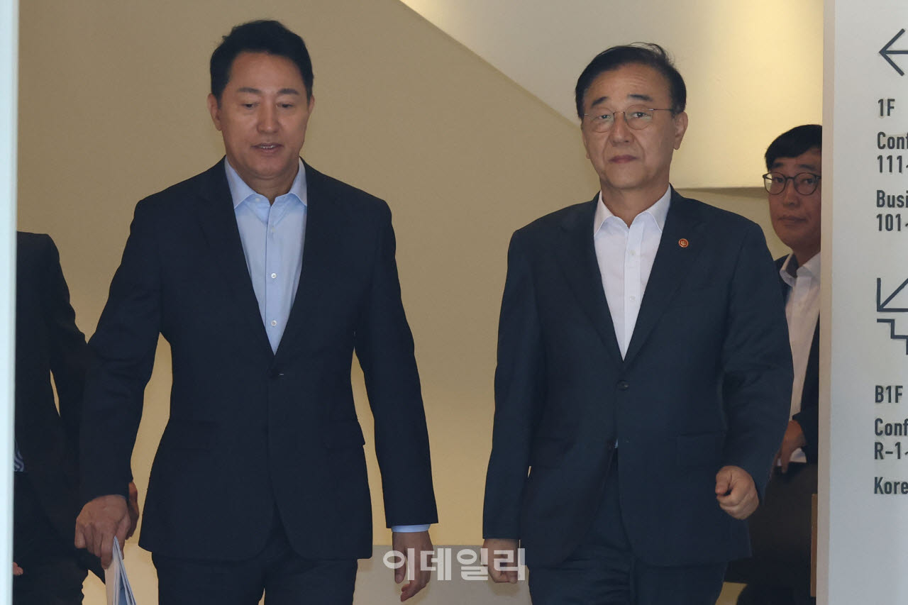 [이데일리 이영훈 기자] 김윤덕 국토교통부 장관(오른쪽)과 오세훈 서울시장이 20일 오전 서울 중구 달개비에서 주택공급 관련 회동을 마친 뒤 이동하고 있다.