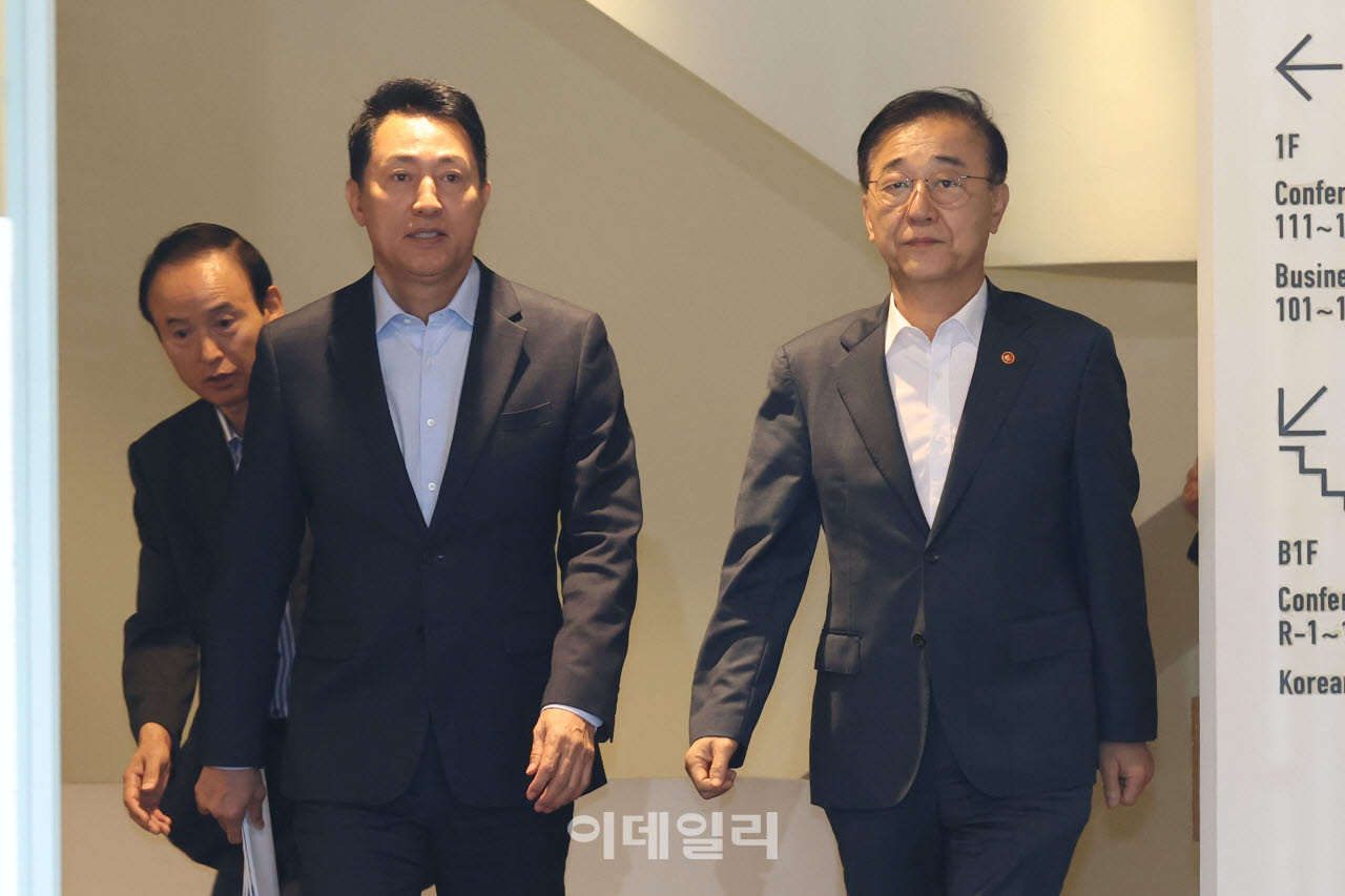 [이데일리 이영훈 기자] 김윤덕 국토교통부 장관(오른쪽)과 오세훈 서울시장이 20일 오전 서울 중구 달개비에서 주택공급 관련 회동을 마친 뒤 이동하고 있다.