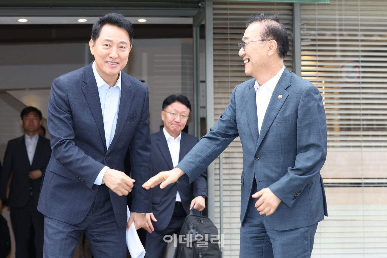 [이데일리 이영훈 기자] 김윤덕 국토교통부 장관(오른쪽)과 오세훈 서울시장이 20일 오전 서울 중구 달개비에서 주택공급 관련 회동을 마친 뒤 이동하고 있다.