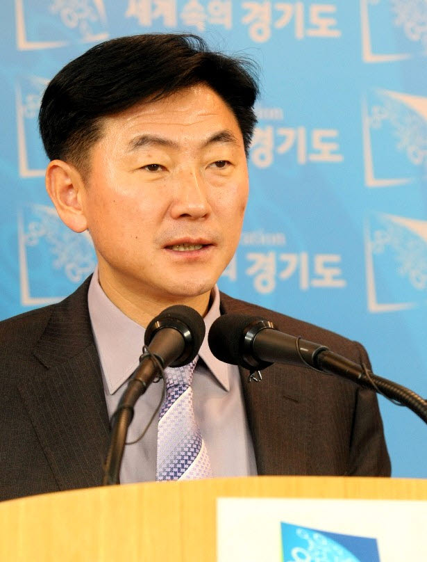 김동근 전 의정부시장이 지난 2013년 경기도 기획조정실장으로 있던 당시 경기도 재정 상황을 설명하고 있다.