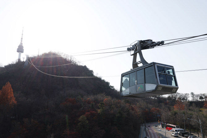 서울 남산 케이블카가 운행하고 있다. (사진=연합뉴스)