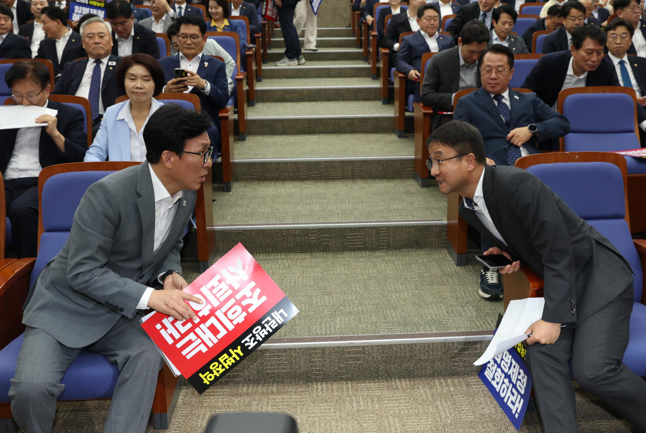 김민석 더불어민주당 대표(왼쪽)와 한병도 민주당 원내대표가 20일 서울 영등포구 여의도 국회에서 열린 의원총회에서 대화하고 있다.(사진=노진환 기자)