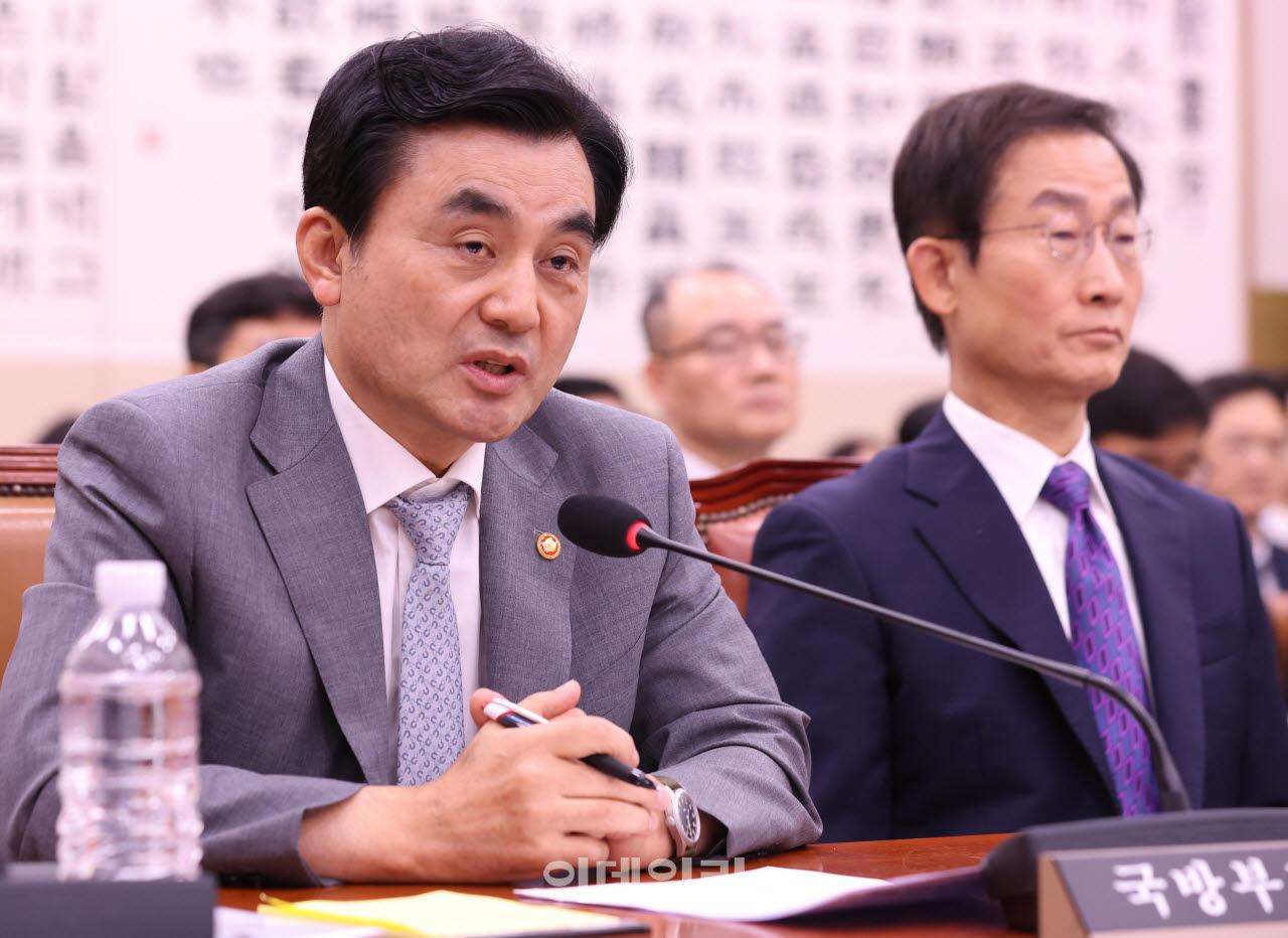 안규백(왼쪽) 국방부 장관이 19일 서울 여의도 국회에서 열린 법제사법위원회 전체회의에 출석, 질의에 답변하고 있다. (사진=노진환 기자)