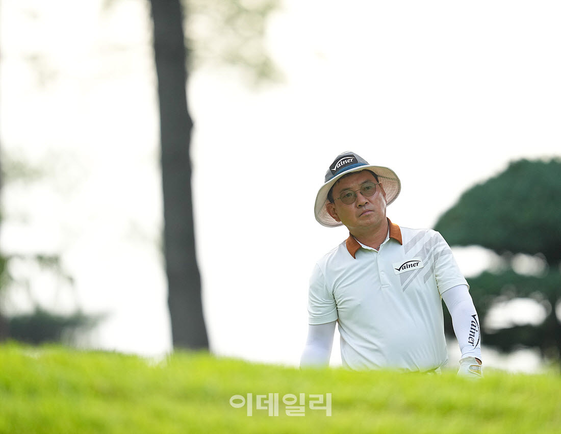 [이데일리 골프IN(경산)=조원범 기자]대구CC에서 열린 '제53회 한국시니어아마추어골프선수권대회' 최종 라운드 5번홀에서 강권오가 경기를 치르고 있다.