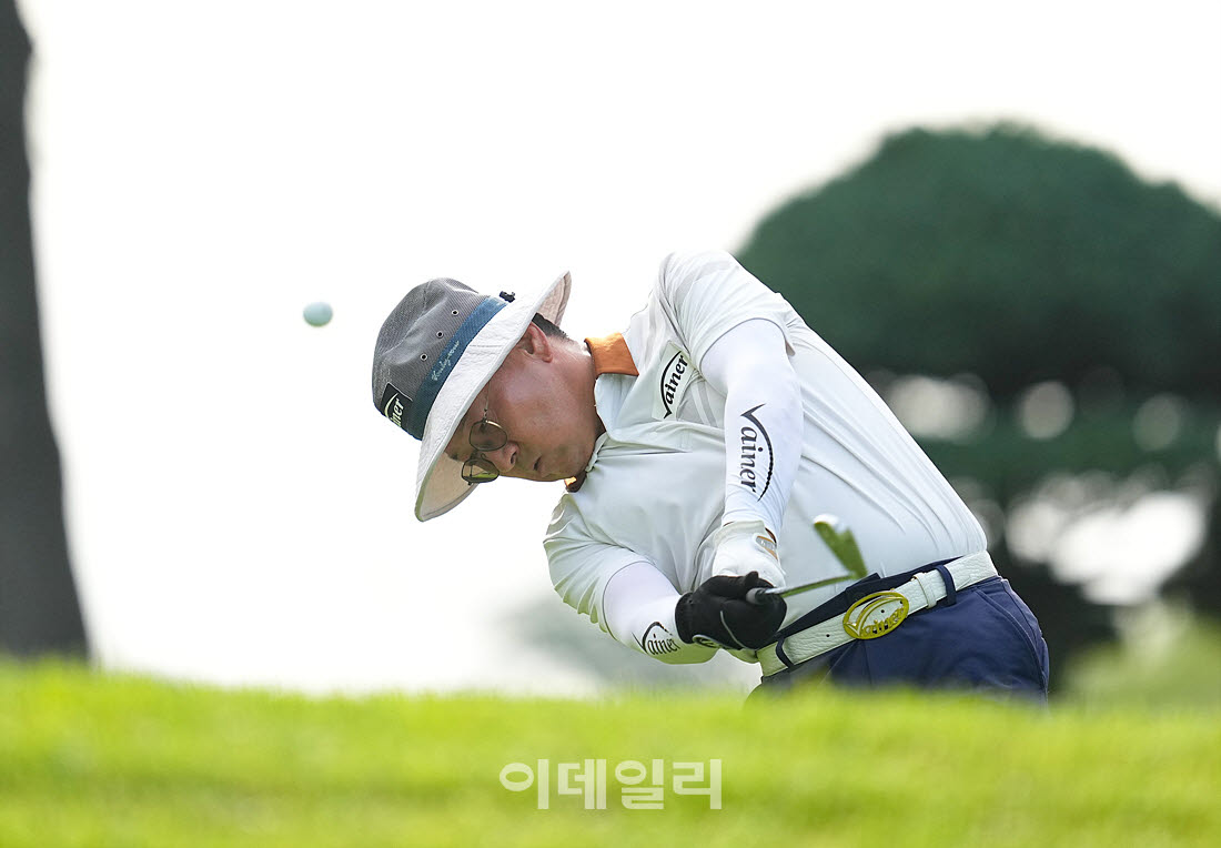 [이데일리 골프IN(경산)=조원범 기자]대구CC에서 열린 '제53회 한국시니어아마추어골프선수권대회' 최종 라운드 5번홀에서 강권오가 경기를 치르고 있다.