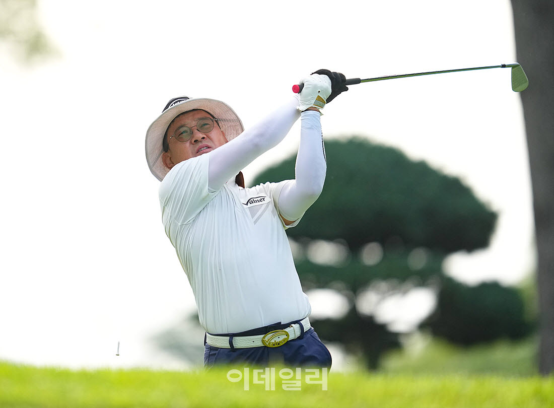 [이데일리 골프IN(경산)=조원범 기자]대구CC에서 열린 '제53회 한국시니어아마추어골프선수권대회' 최종 라운드 5번홀에서 강권오가 경기를 치르고 있다.