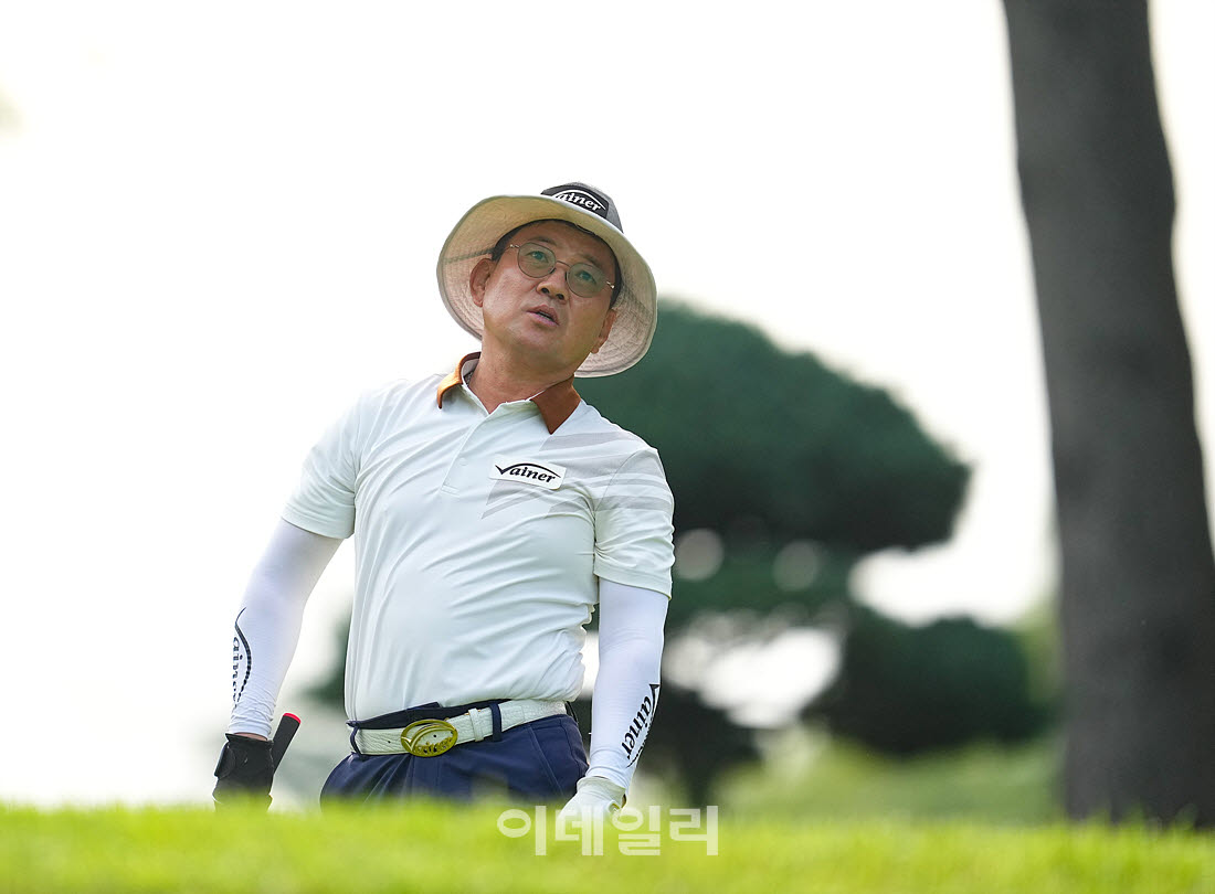 [이데일리 골프IN(경산)=조원범 기자]대구CC에서 열린 '제53회 한국시니어아마추어골프선수권대회' 최종 라운드 5번홀에서 강권오가 경기를 치르고 있다.