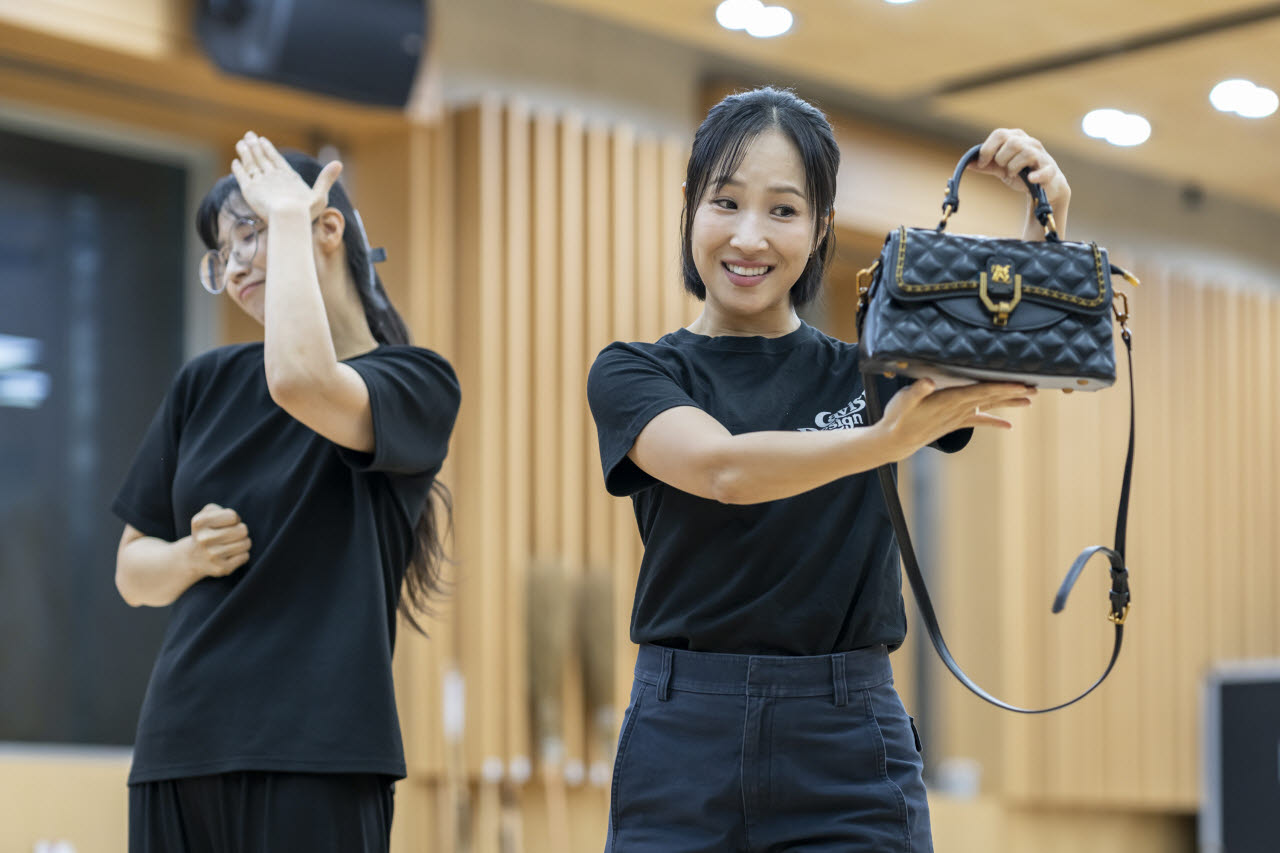 20일 서울 중구 국립극장에서 열린 음악극 ‘옹옹옹’ 연습실 공개 및 라운드 인터뷰. 수어통역사와 함께 연기하는 추다혜 (사진=국립극장)