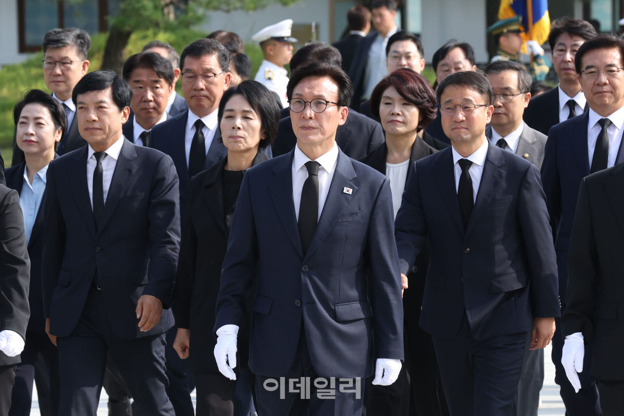 김민석 더불어민주당 신임 대표와 한병도 원내대표, 최민희 신임 최고위원 등 지도부가 18일 서울 동작구 국립서울현충원 현충탑으로 향하고 있다. (사진=이영훈 기자)