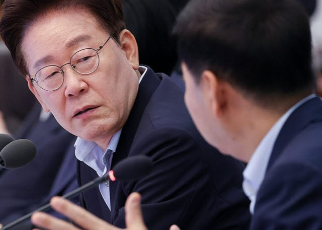 이재명 대통령이 국무회의에서 구윤철 경제부총리의 답변을 듣고 있다. (사진=연합뉴스)