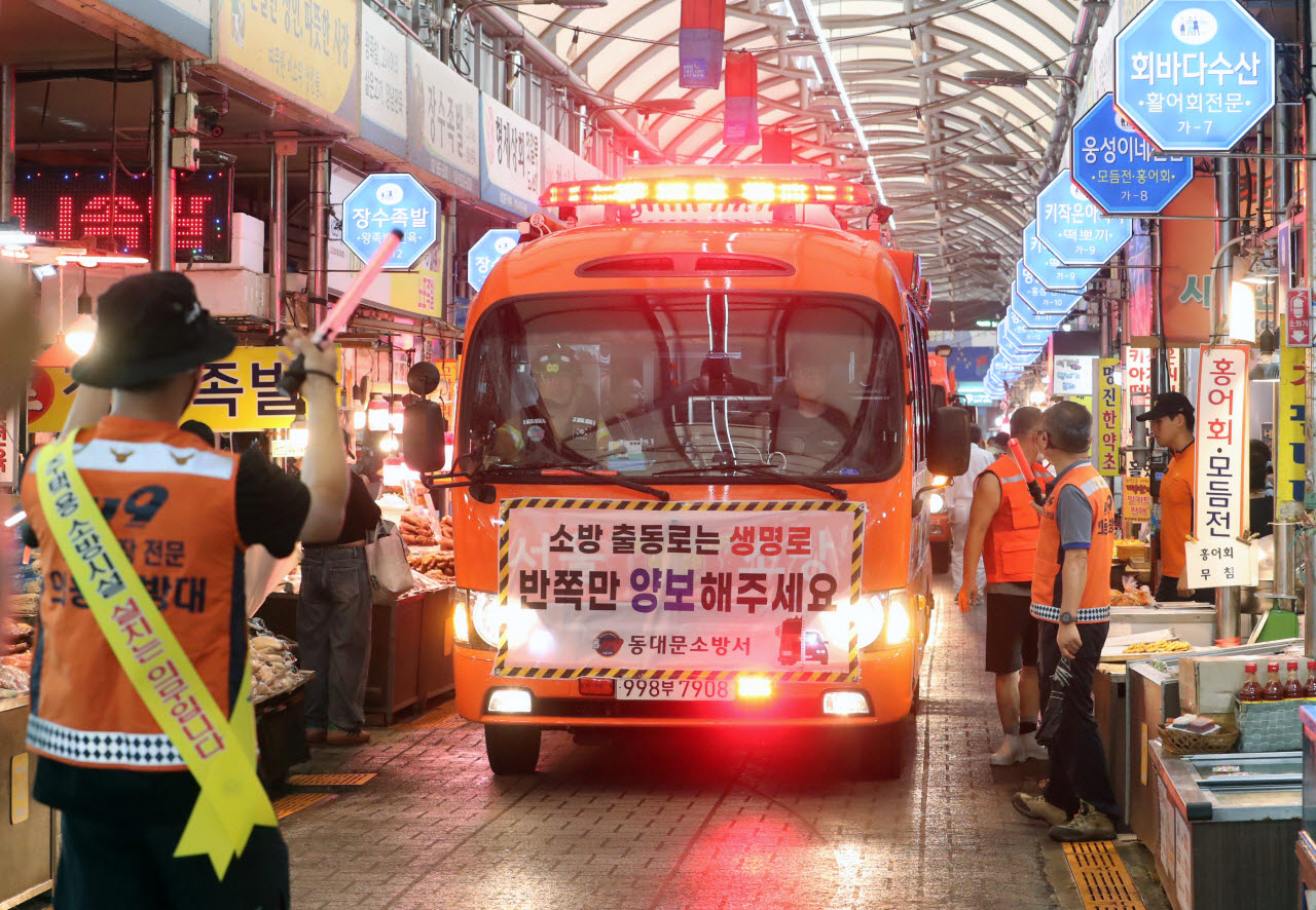 동대문소방서 대원 및 의용소방대원들이 20일 청량리 청과물도매시장 인근에서 좁은 골목길 비상차량 통로 확보 훈련을 하고 있다. (사진=김태형 기자)