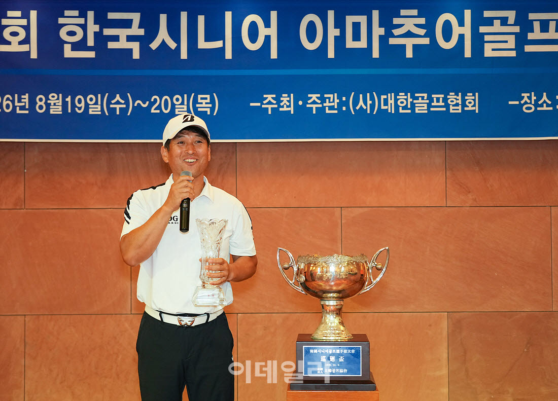 [포토]강봉석,시니어 첫 출전에 우승까지 했어요