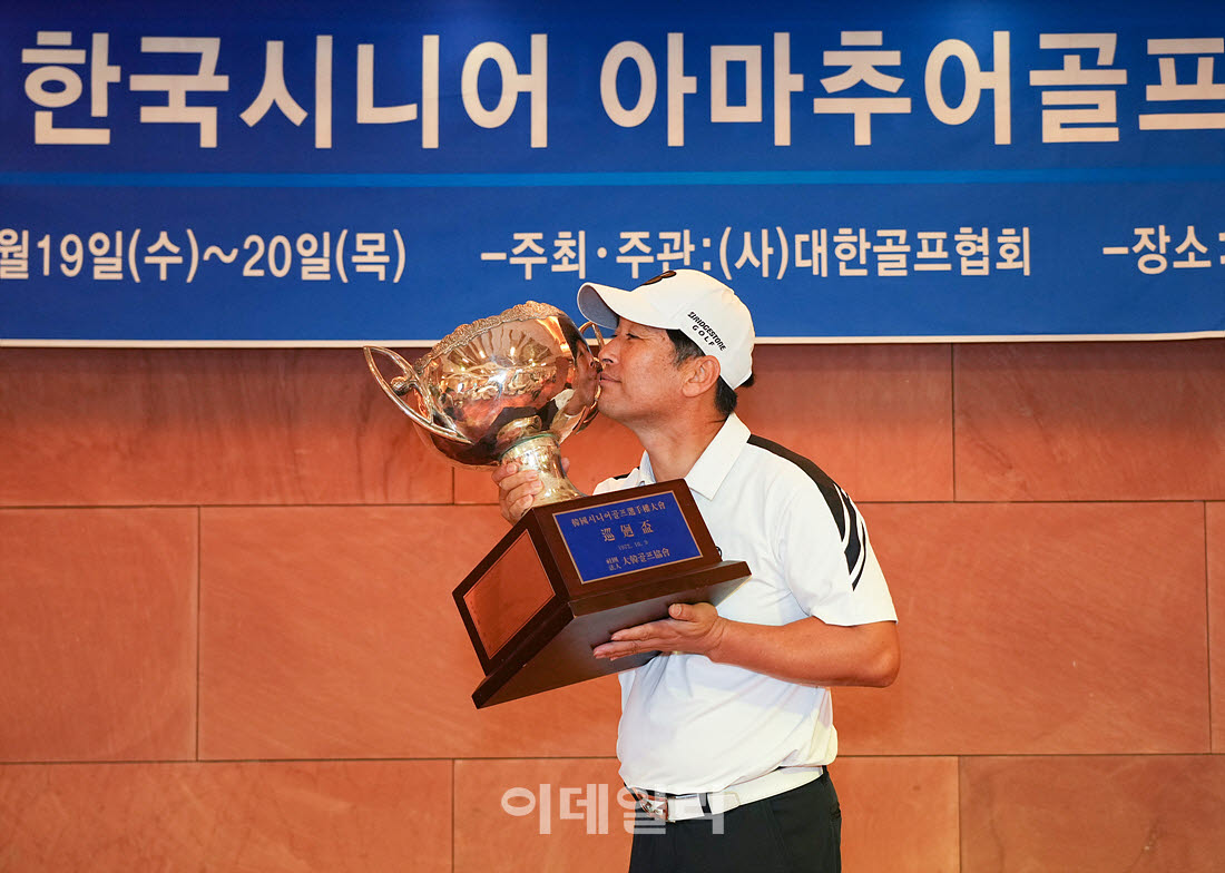 [포토]강봉석,짜릿한 우승 키스