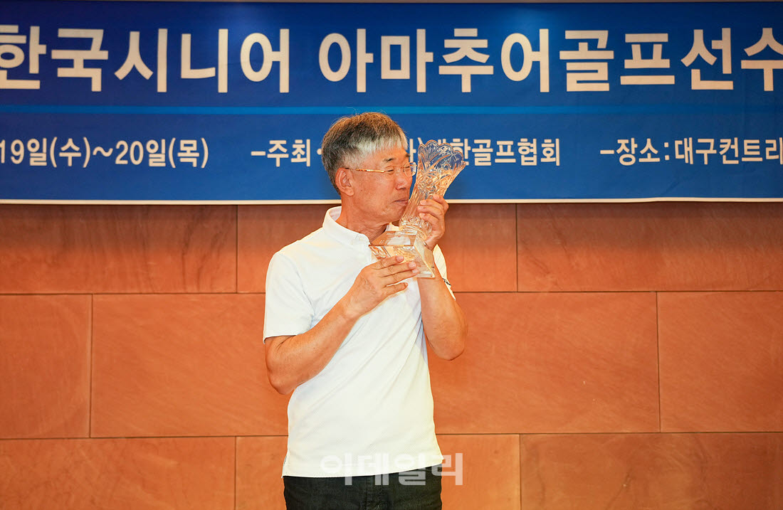[포토]안상운,내셔널 타이틀 우승 키스 좋다