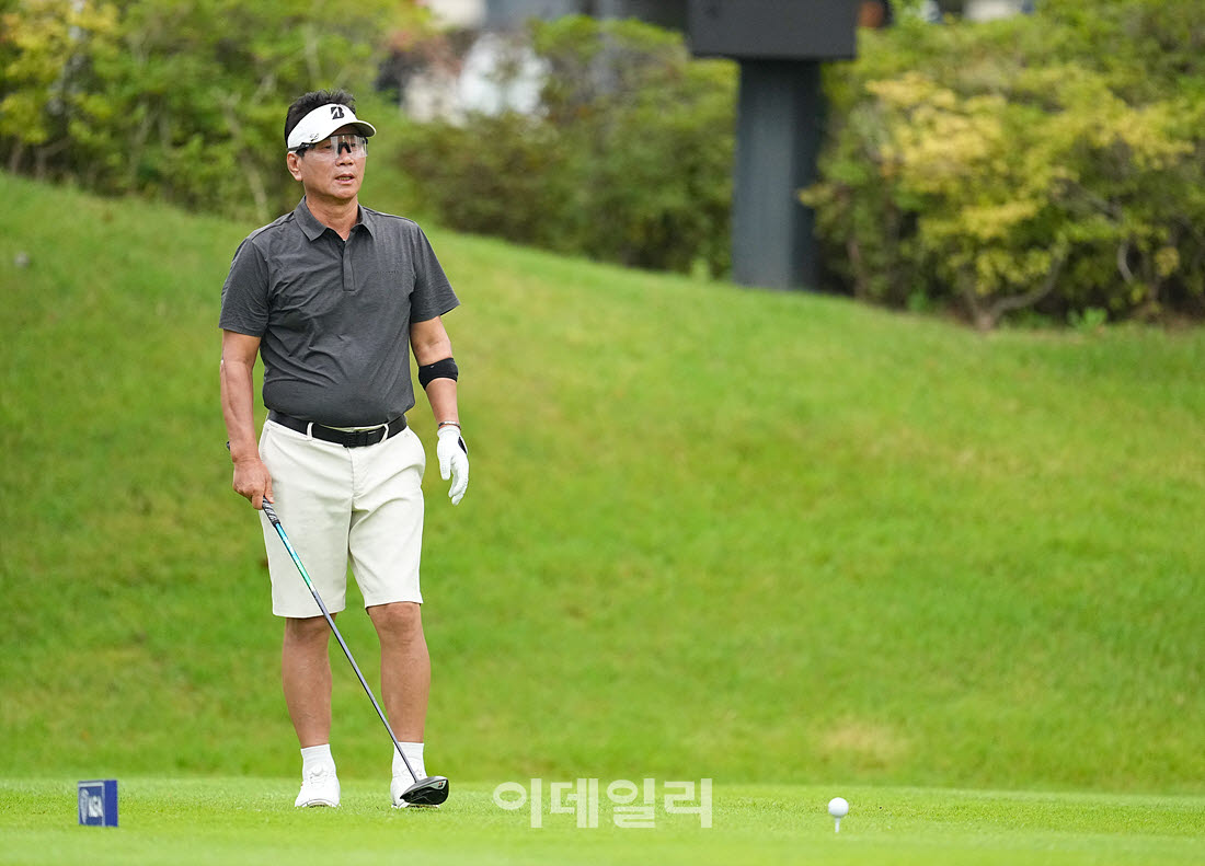 [이데일리 골프IN(경산)=조원범 기자]대구CC에서 열린 '제53회 한국시니어아마추어골프선수권대회' 최종 라운드 1번홀에서 김양곤이 경기를 치르고 있다.
