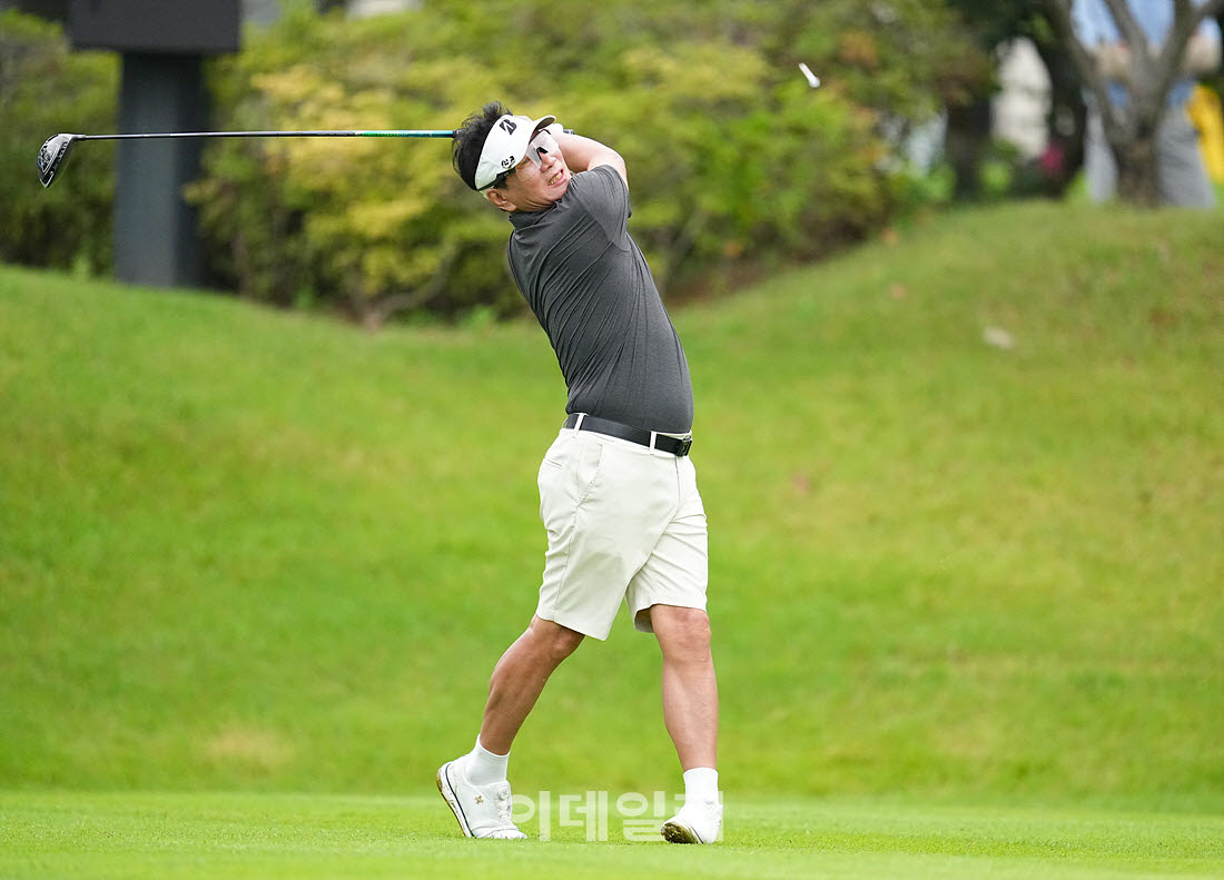 [이데일리 골프IN(경산)=조원범 기자]대구CC에서 열린 '제53회 한국시니어아마추어골프선수권대회' 최종 라운드 1번홀에서 김양곤이 경기를 치르고 있다.