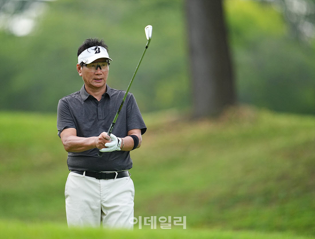 [이데일리 골프IN(경산)=조원범 기자]대구CC에서 열린 '제53회 한국시니어아마추어골프선수권대회' 최종 라운드 5번홀에서 김양곤이 경기를 치르고 있다.