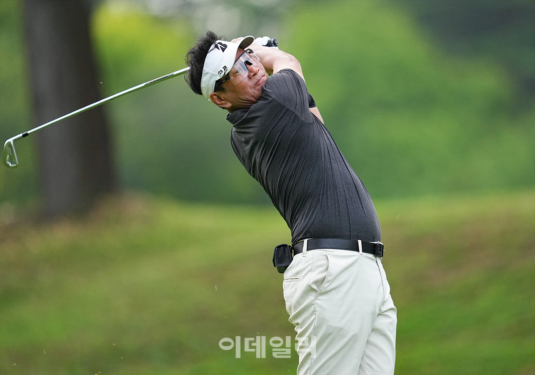 [이데일리 골프IN(경산)=조원범 기자]대구CC에서 열린 '제53회 한국시니어아마추어골프선수권대회' 최종 라운드 5번홀에서 김양곤이 경기를 치르고 있다.