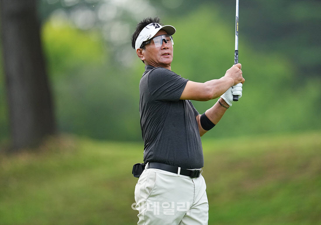 [이데일리 골프IN(경산)=조원범 기자]대구CC에서 열린 '제53회 한국시니어아마추어골프선수권대회' 최종 라운드 5번홀에서 김양곤이 경기를 치르고 있다.