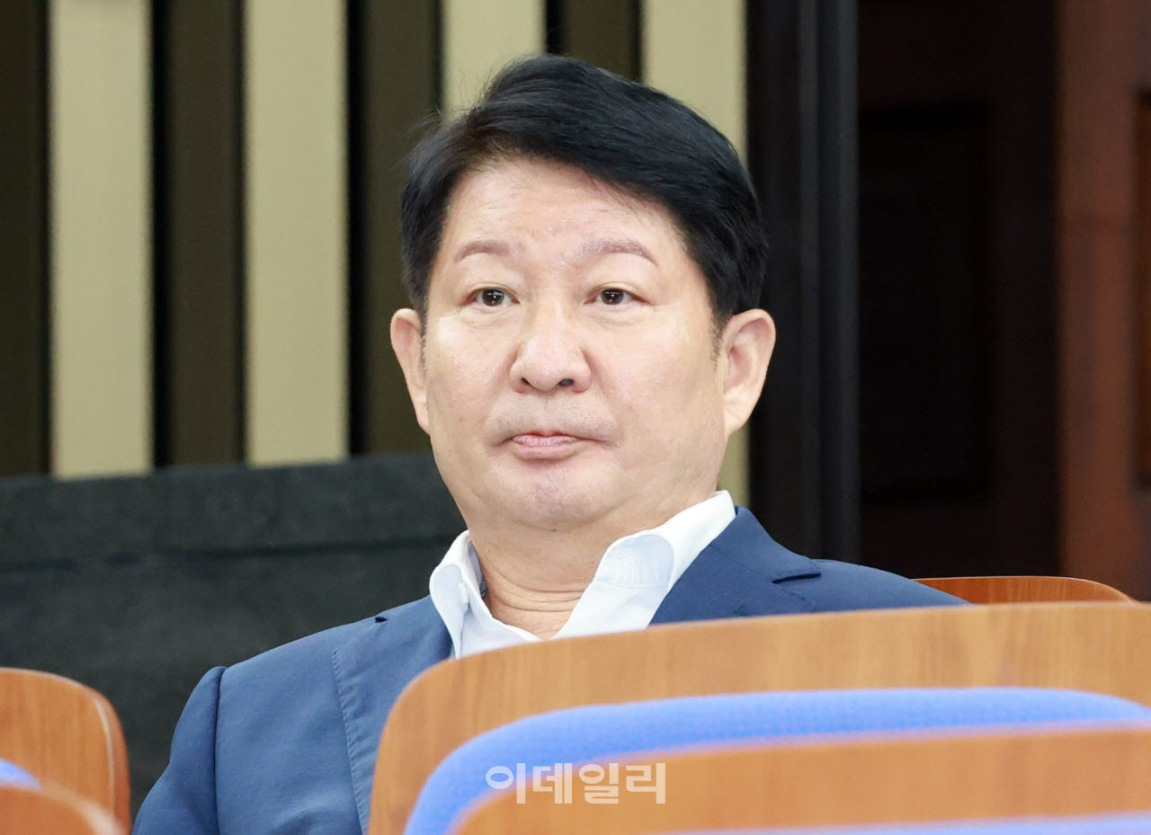 권영진 국민의힘 의원이 30일 서울 여의도 국회에서 열린 제22대 국회 후반기 상임위원장 후보자 선출 의원총회에 참석하고 있다.(사진=방인권 기자)