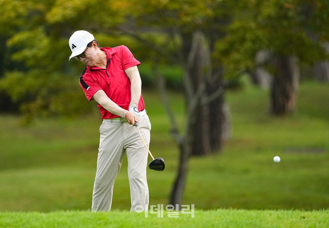 [이데일리 골프IN(경산)=조원범 기자]대구CC에서 열린 '제53회 한국시니어아마추어골프선수권대회' 최종 라운드 1번홀에서 김오영이 경기를 치르고 있다.