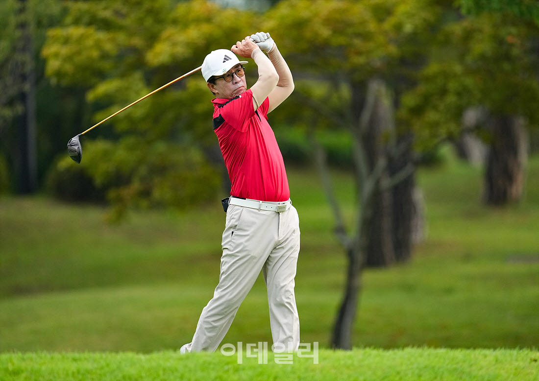 [이데일리 골프IN(경산)=조원범 기자]대구CC에서 열린 '제53회 한국시니어아마추어골프선수권대회' 최종 라운드 1번홀에서 김오영이 경기를 치르고 있다.