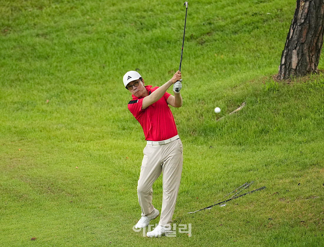 [이데일리 골프IN(경산)=조원범 기자]대구CC에서 열린 '제53회 한국시니어아마추어골프선수권대회' 최종 라운드 1번홀에서 김오영이 경기를 치르고 있다.