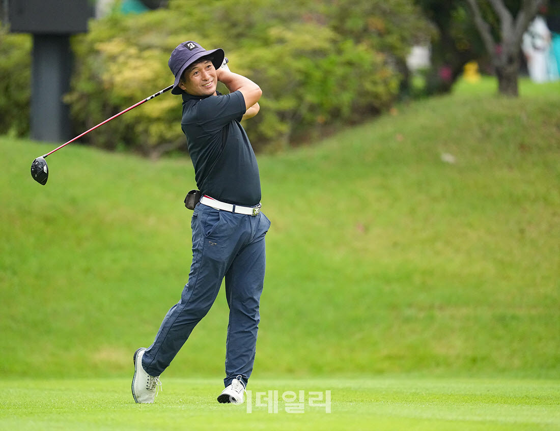 [이데일리 골프IN(경산)=조원범 기자]제53회 한국시니어아마추어골프선수권대회가 대구CC에서 열린 가운데 우승자 강봉석이 1번홀에서 티샷하고 있다.