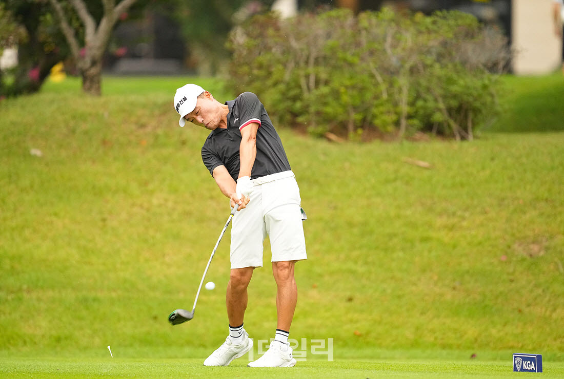[이데일리 골프IN(경산)=조원범 기자]제53회 한국시니어아마추어골프선수권대회가 대구CC에서 열린 가운데 곽완수가 1번홀에서 티샷하고 있다.