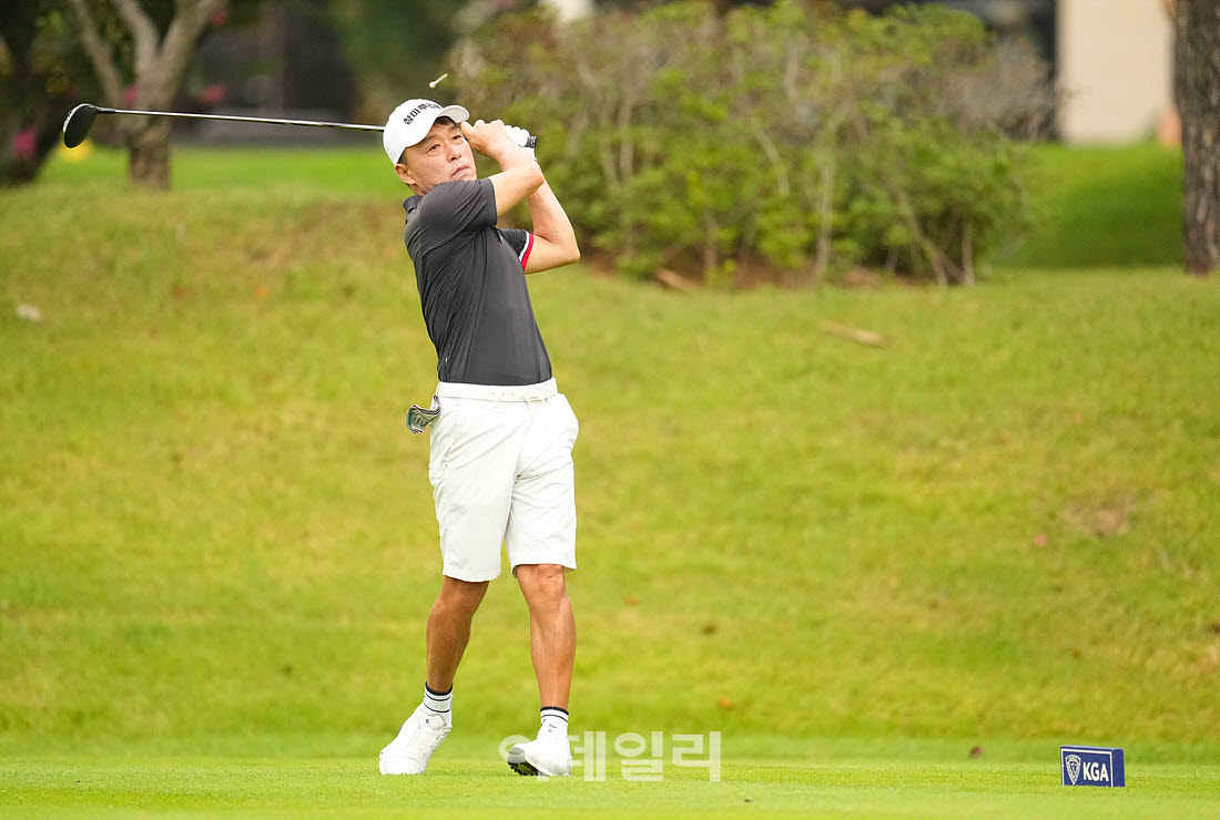 [이데일리 골프IN(경산)=조원범 기자]제53회 한국시니어아마추어골프선수권대회가 대구CC에서 열린 가운데 곽완수가 1번홀에서 티샷하고 있다.