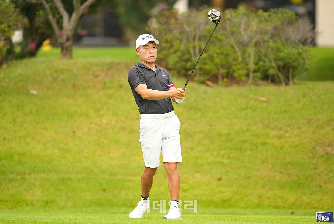 [이데일리 골프IN(경산)=조원범 기자]제53회 한국시니어아마추어골프선수권대회가 대구CC에서 열린 가운데 곽완수가 1번홀에서 티샷하고 있다.