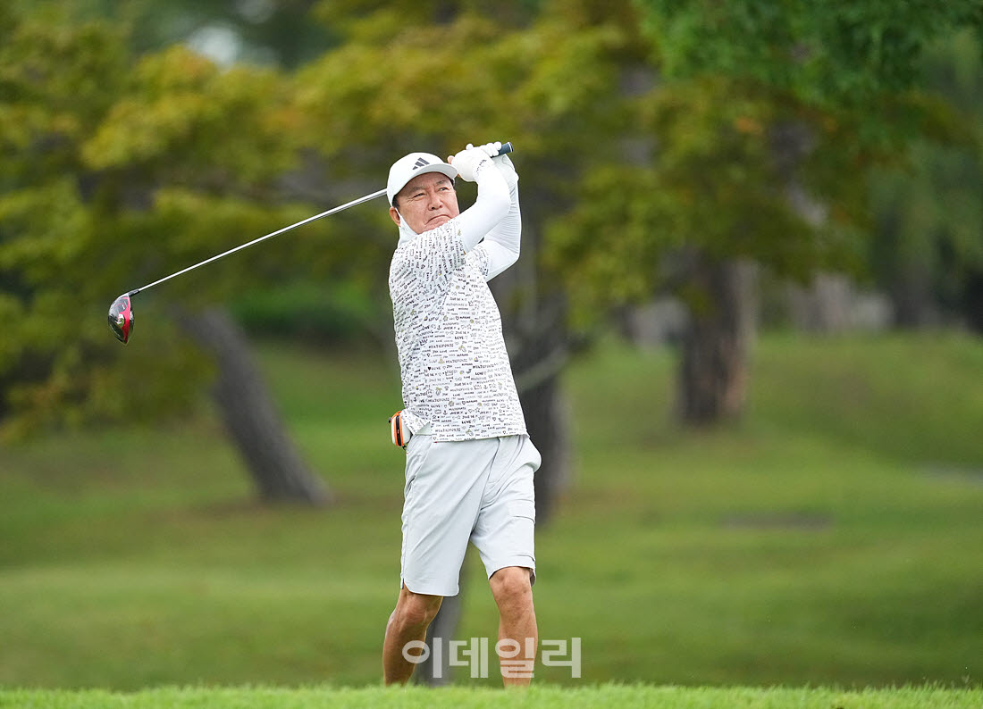 [이데일리 골프IN(경산)=조원범 기자]제53회 한국시니어아마추어골프선수권대회가 대구CC에서 열린 가운데 김영록이 1번홀에서 티샷하고 있다.