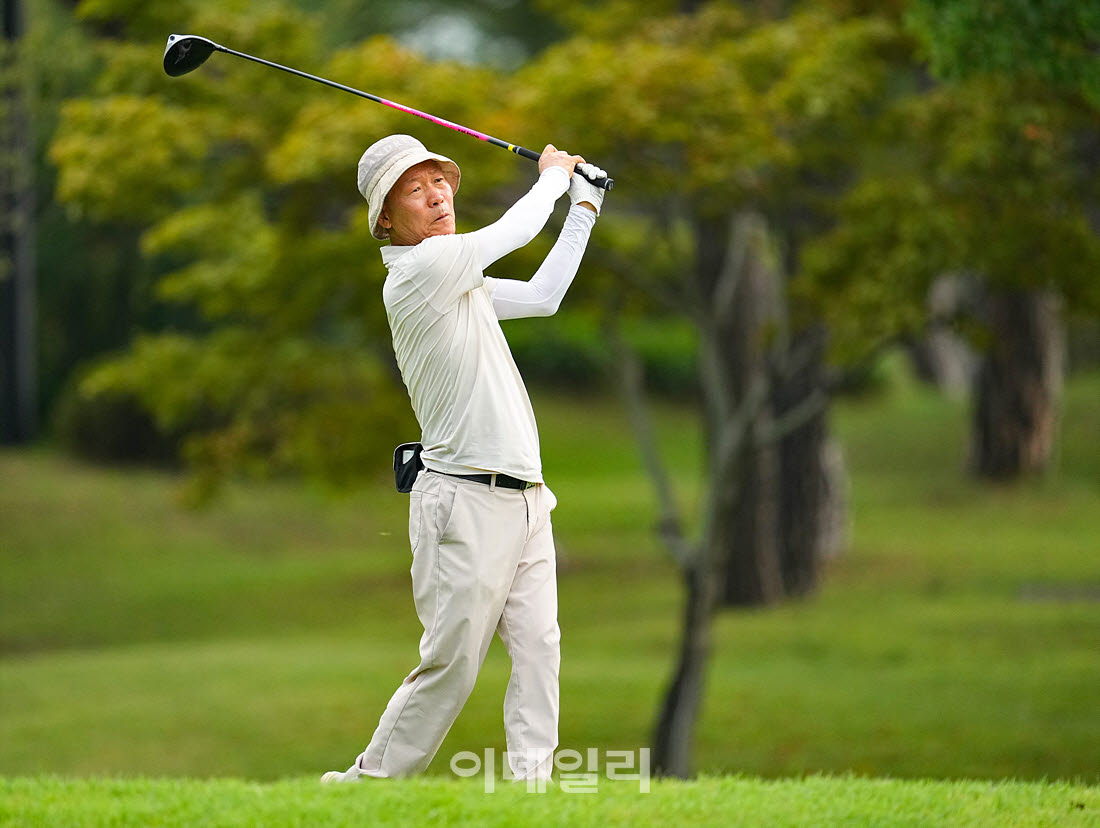 [이데일리 골프IN(경산)=조원범 기자]제53회 한국시니어아마추어골프선수권대회가 대구CC에서 열린 가운데 김충우가 1번홀에서 경기를 치르고 있다.
