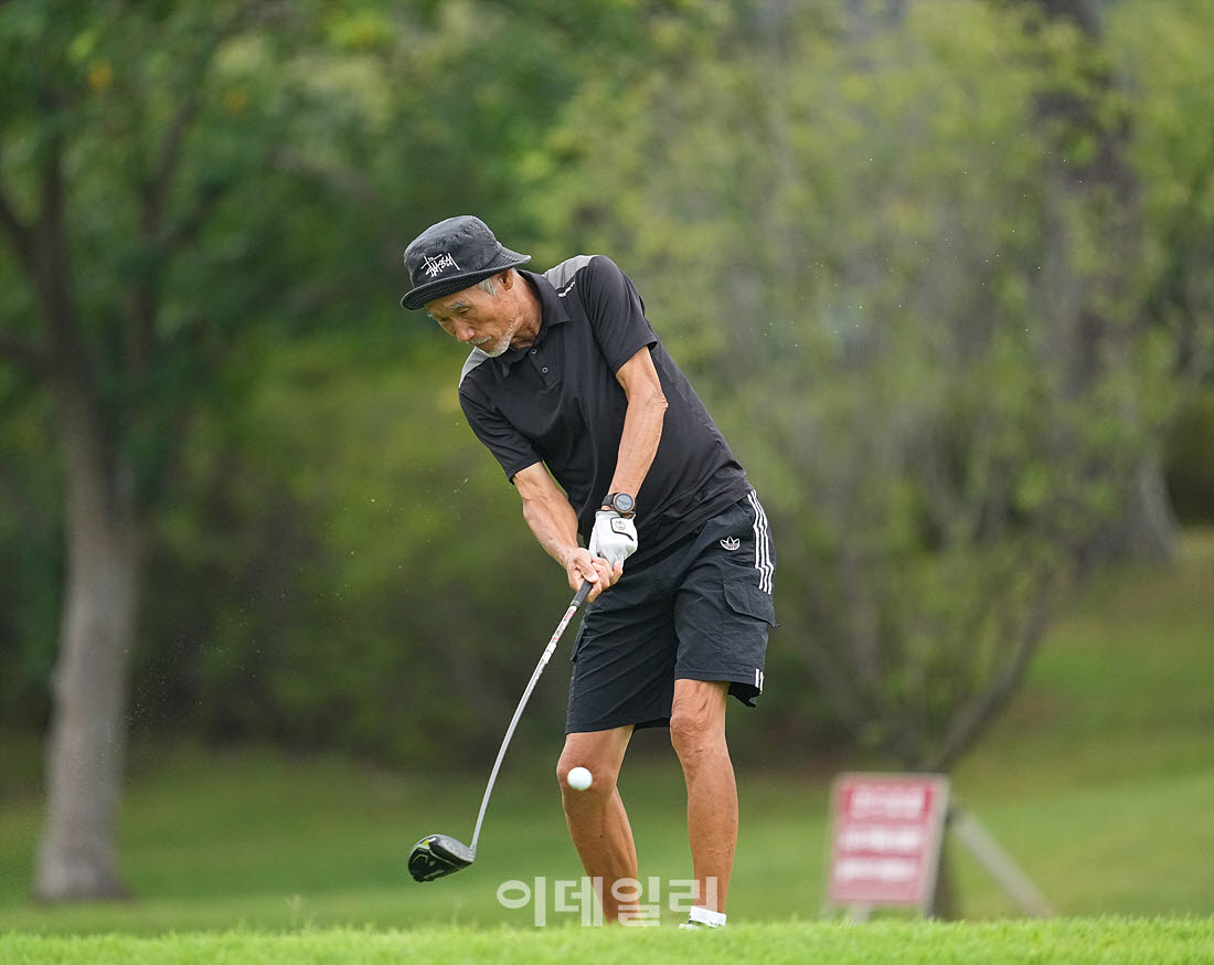 [이데일리 골프IN(경산)=조원범 기자]제53회 한국시니어아마추어골프선수권대회가 대구CC에서 열린 가운데 김행국이 1번홀에서 경기를 치르고 있다.