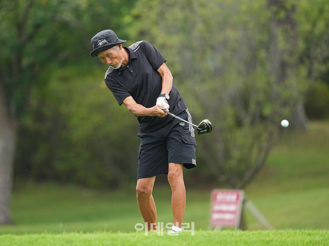 [이데일리 골프IN(경산)=조원범 기자]제53회 한국시니어아마추어골프선수권대회가 대구CC에서 열린 가운데 김행국이 1번홀에서 경기를 치르고 있다.