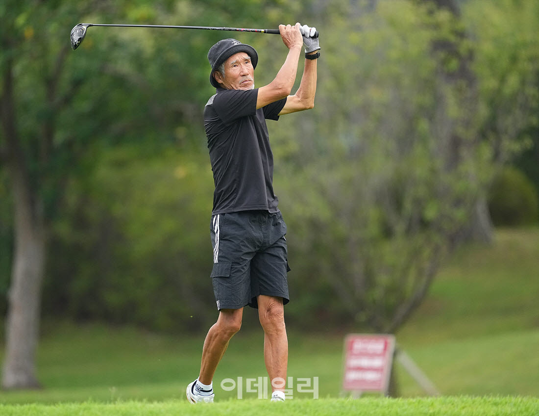 [이데일리 골프IN(경산)=조원범 기자]제53회 한국시니어아마추어골프선수권대회가 대구CC에서 열린 가운데 김행국이 1번홀에서 경기를 치르고 있다.