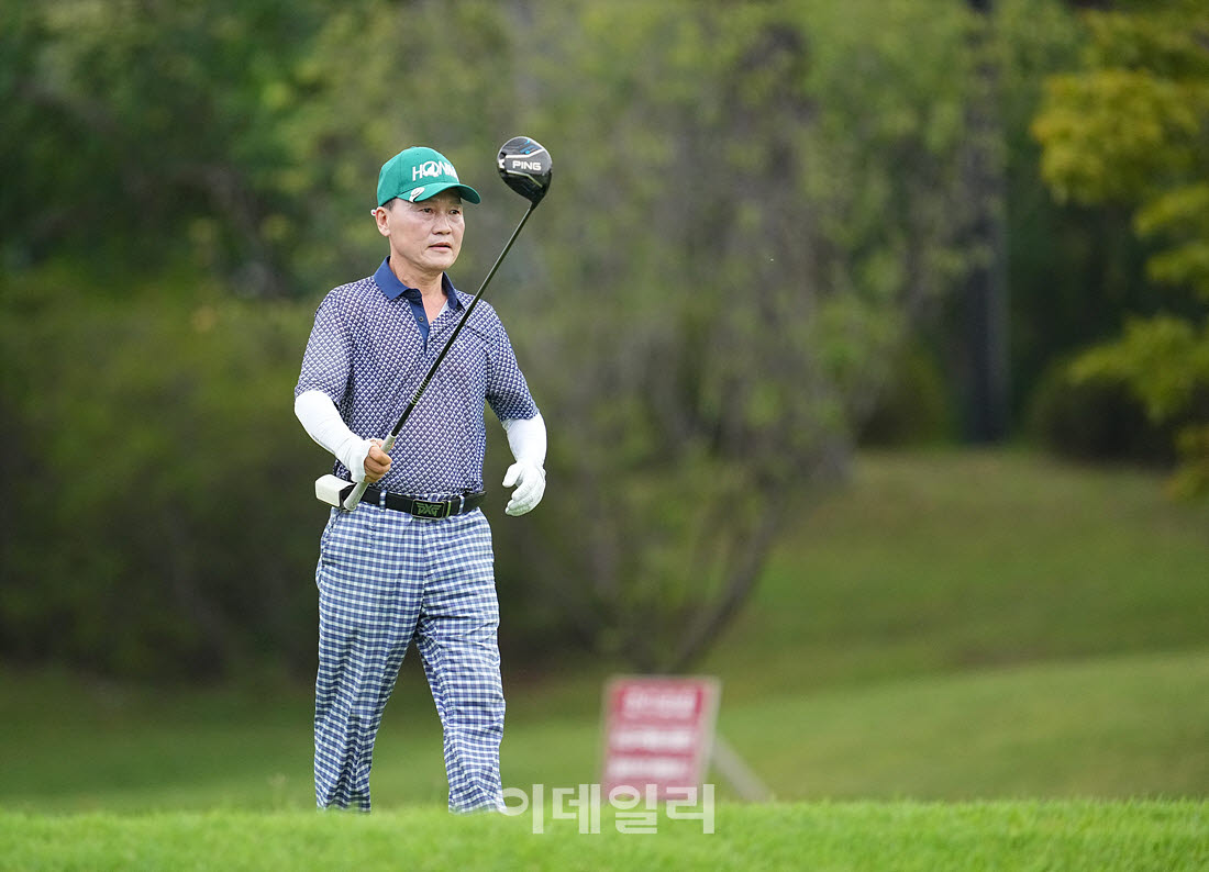 [이데일리 골프IN(경산)=조원범 기자]제53회 한국시니어아마추어골프선수권대회가 대구CC에서 열린 가운데 나희철이 1번홀에서 경기를 치르고 있다.