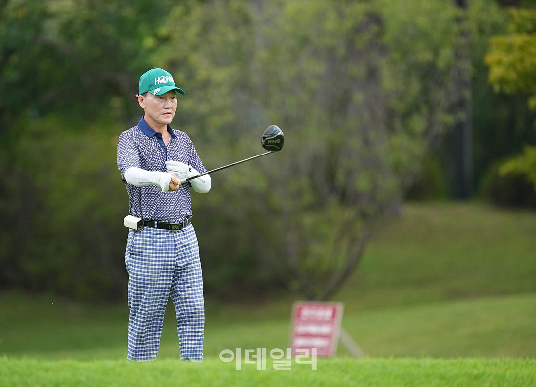 [이데일리 골프IN(경산)=조원범 기자]제53회 한국시니어아마추어골프선수권대회가 대구CC에서 열린 가운데 나희철이 1번홀에서 경기를 치르고 있다.