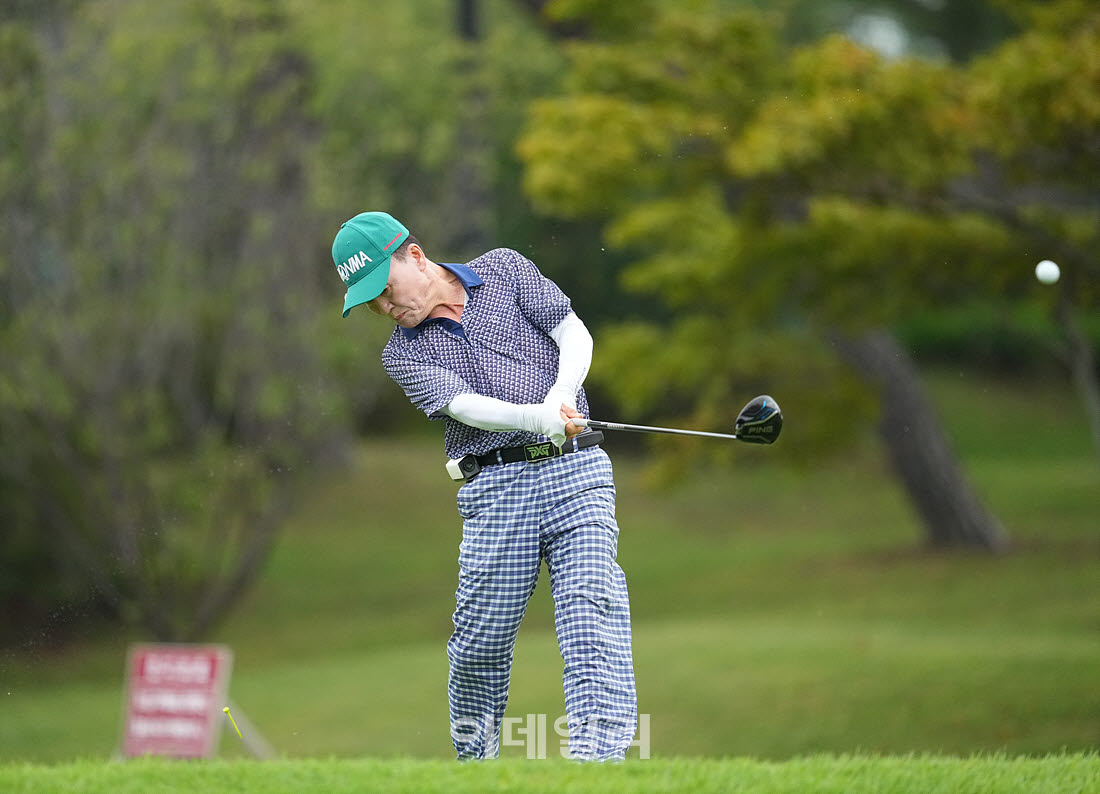 [이데일리 골프IN(경산)=조원범 기자]제53회 한국시니어아마추어골프선수권대회가 대구CC에서 열린 가운데 나희철이 1번홀에서 경기를 치르고 있다.